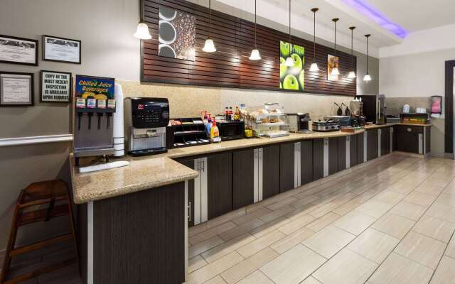 La Quinta Inn & Suites by Wyndham Deer Park