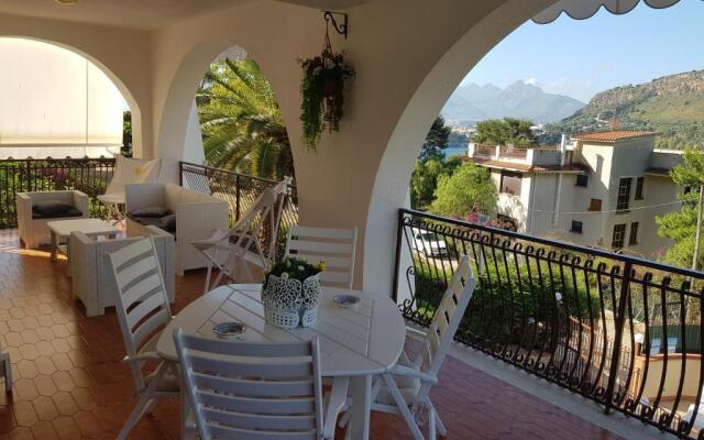 Villa del Golfo Urio with swimming pool shared by the two apartments