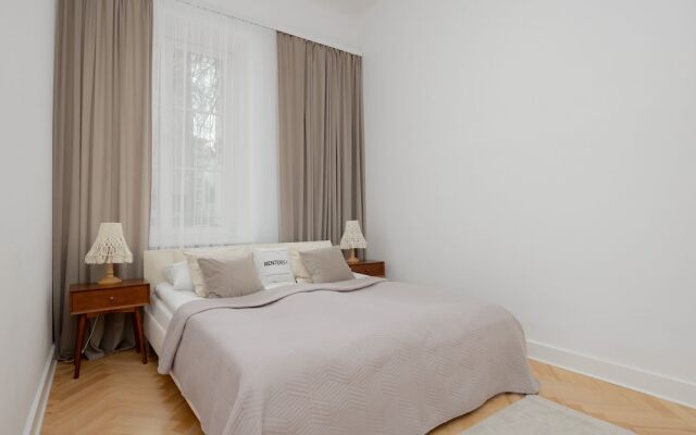 1930's Inspired Apartment by Renters