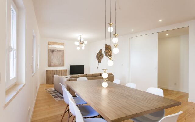 Mouraria Blue Three-Bedroom Apartment w/ Parking - by LU Holidays