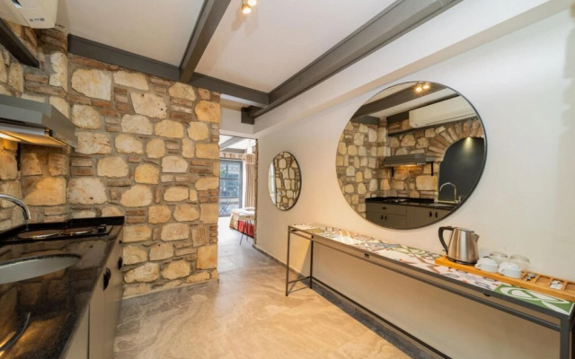 Amazing Hotel Room Near Hadrian s Gate