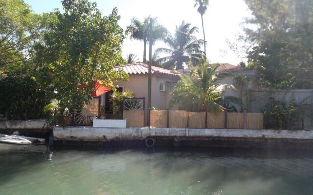 Lenox Cottage On Water