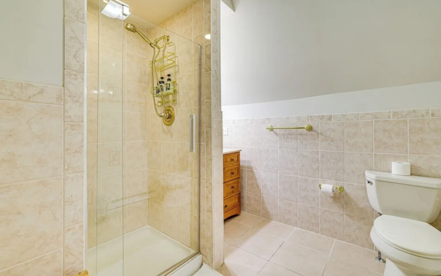 Hot Tub + Decks: Tree-lined Retreat in Pocono Lake