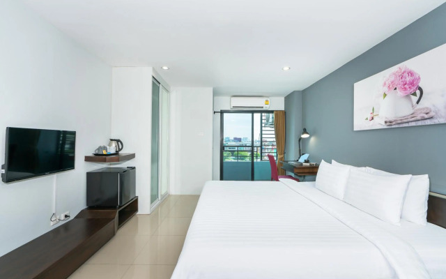 De Botan Srinakarin Hotel & Residence