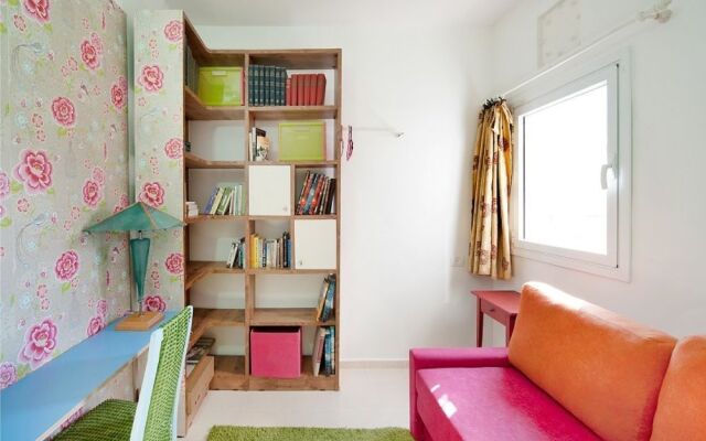 Charming Sunny Haven with Balcony by Sea N Rent