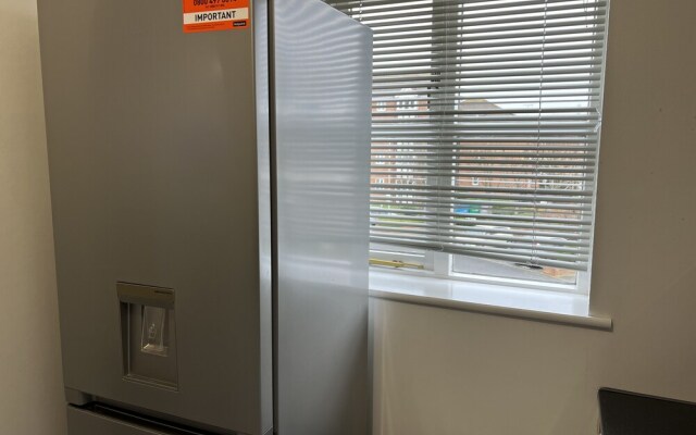 Impeccable 2-bed Apartment in Erith