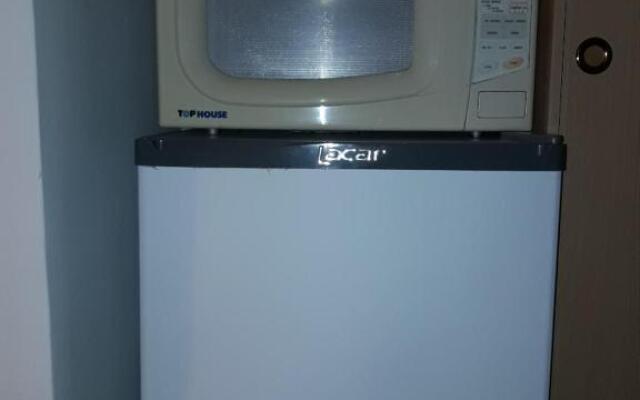 Monoambiente con baño privado y cocineta dentro de casa