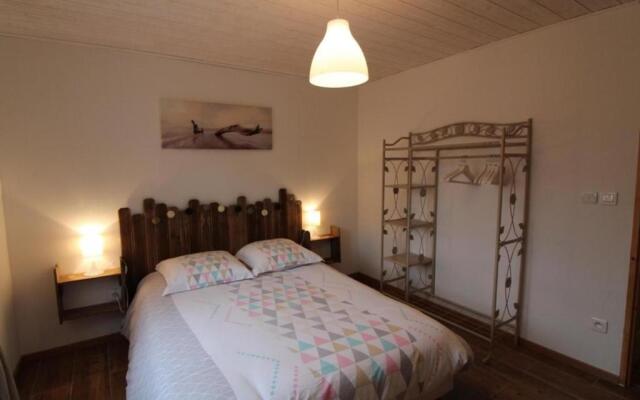 Logement, rez-de-jardin d’une maison, orée du bois