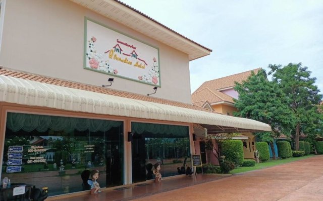 P Paradise Hotel