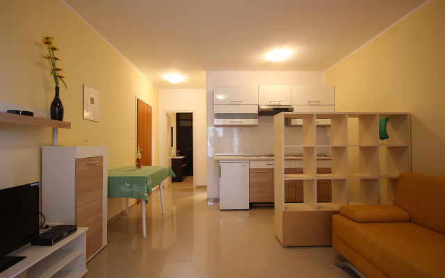 Apartment Dino - apartments with hot tub: A3 Novalja, Island Pag