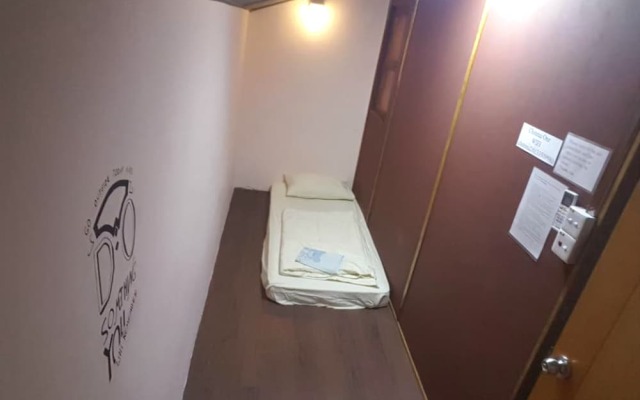 Chateau One - Hostel