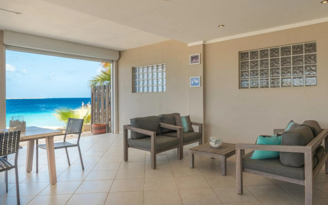 Oceanfront Deluxe Apartment Blue Marlin at Den Laman
