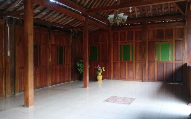 Homestay Mbah Mul by ZUZU