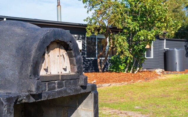 3 Bedroom Entertainer with Bungalow Next To Beach