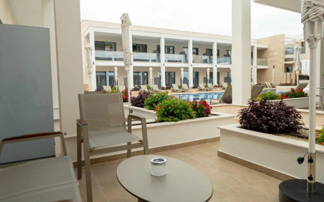 Mirror Hotel