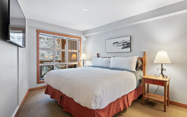 TOP FLOOR in Panorama Resort | TRUE Ski In/Out | Indoor Access to Pool & HotTubs