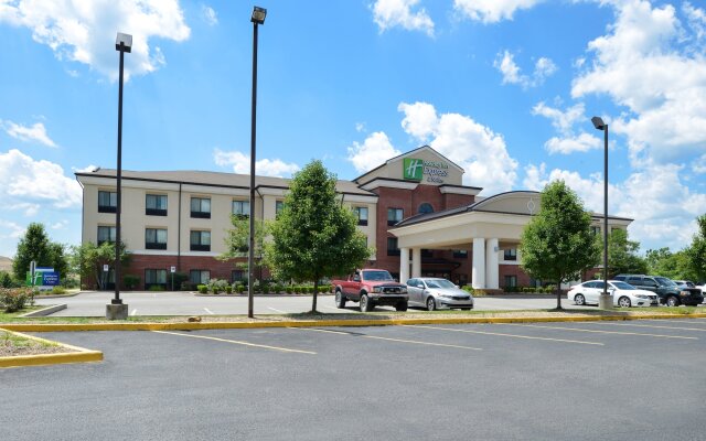 Holiday Inn Express and Suites Fairmont by IHG