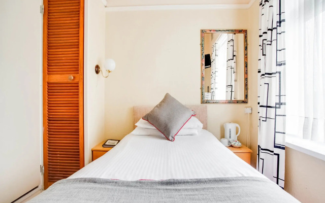 OYO Godolphin Arms Hotel