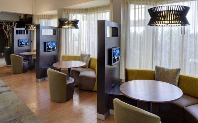 Courtyard by Marriott Indianapolis Airport