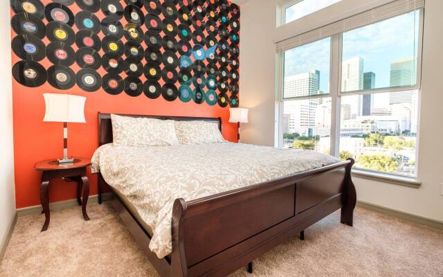 RockNRoll Penthouse Suite l Awesome Apt downtown.