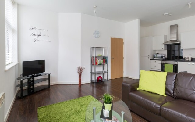 Beautiful 2-bed Apartment Sleeps 5 in Birmingham