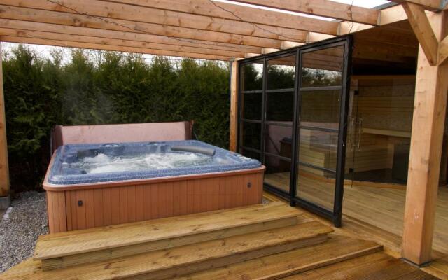 Luxurious Family Villa with swimmingpool big garden and jacuzzi