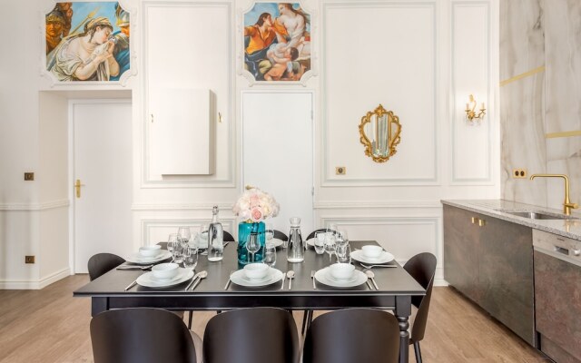 Luxury 3 Bedroom 2 Bathroom Palace Apartment - AC - Louvre