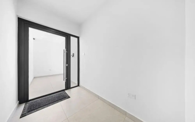 Brand NEW Villa Central Location Private Pool