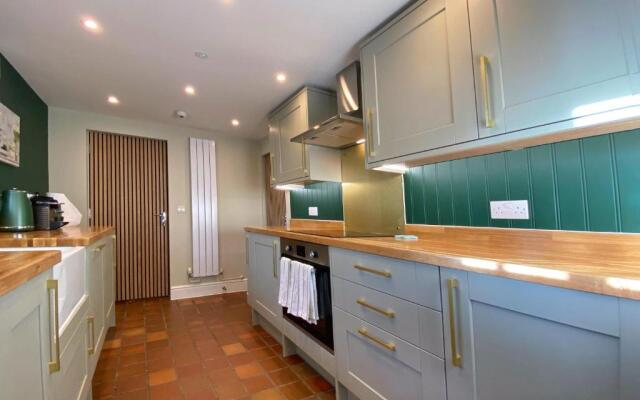 Hambrook House Canterbury - NEW luxury guest house with spa tub