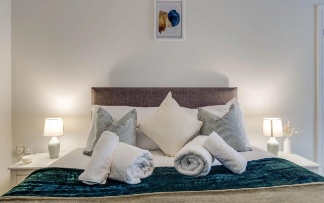 Luxury 2 Bed Garden Apartment With Parking