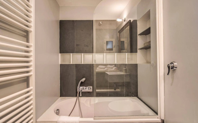 Aweshome - Colosseo Red Design