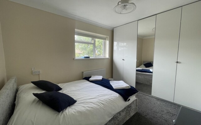 New Luxury Modern House Near Airport Free Parking