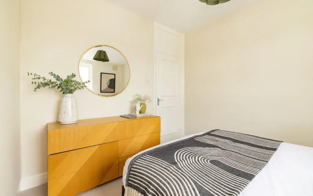 Stylish West Kensington Duplex