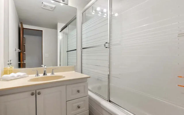 NEW Near Golf Yoga Classes Private Suite Wine