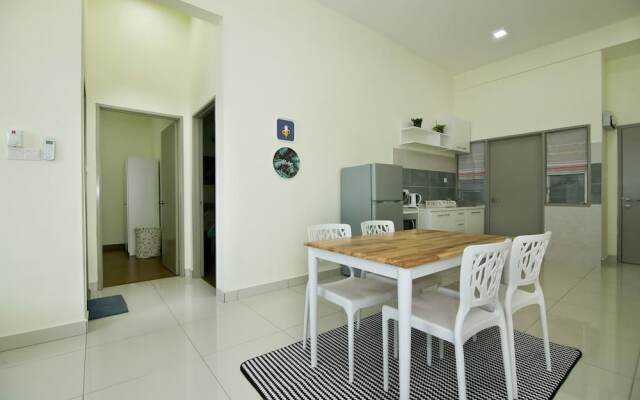 Bright & Colorful 2BR in the City Centre