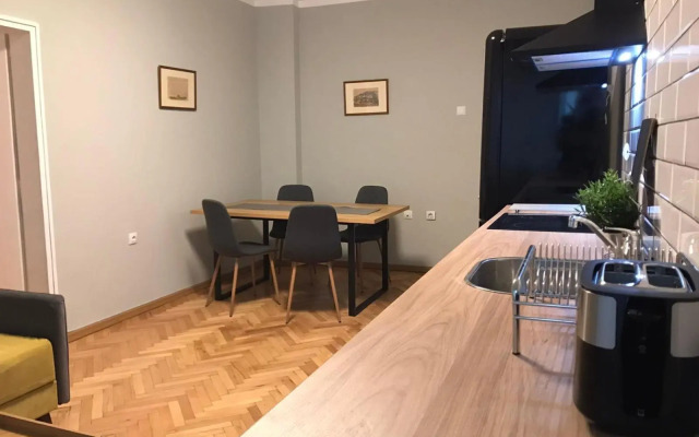 EU metro station, City Center, lovely 3-bedroom apartment, free parking