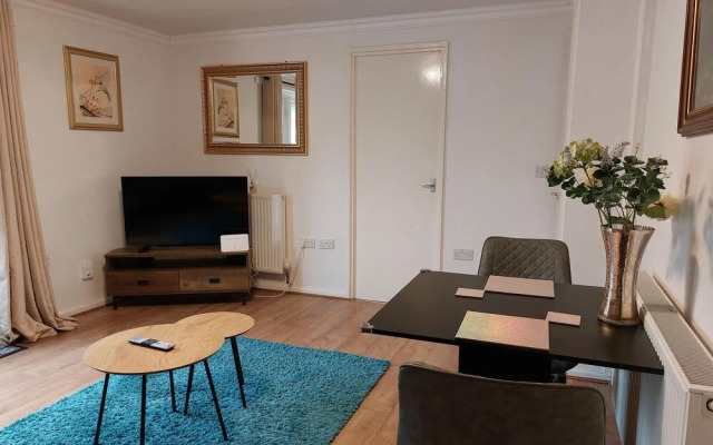 Lovely 2-bed House in the Heart of Woodhouse