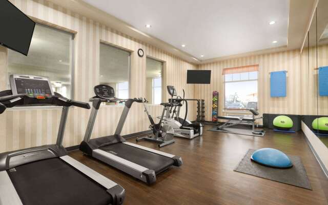 Days Inn & Suites by Wyndham Edmonton Airport