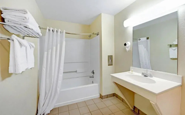 Days Inn & Suites Plano Medical Center/Dallas