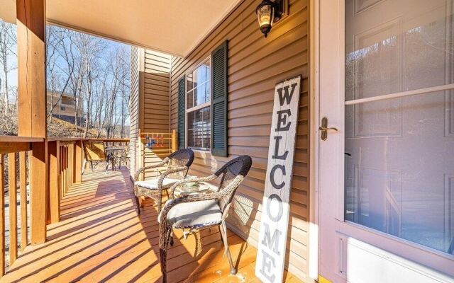 Strollin' Bear 3 Bedroom Home by RedAwning