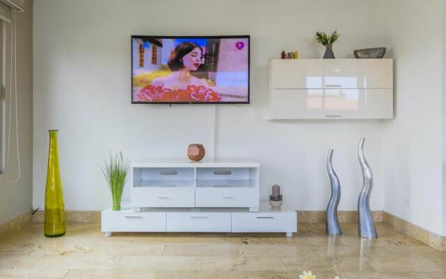 4BR 3BA w Pool Sleeps 10 200m From Eagle Beach