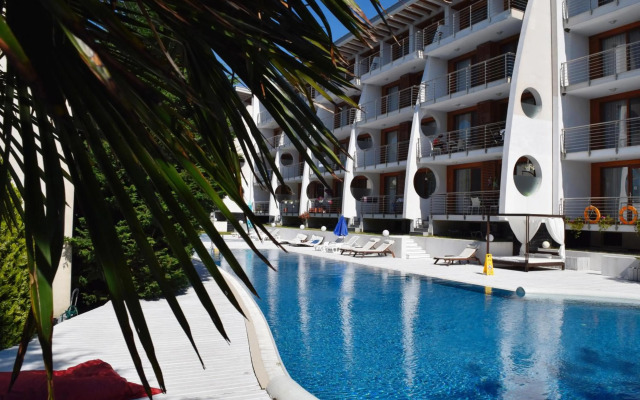 White Sails Apartments