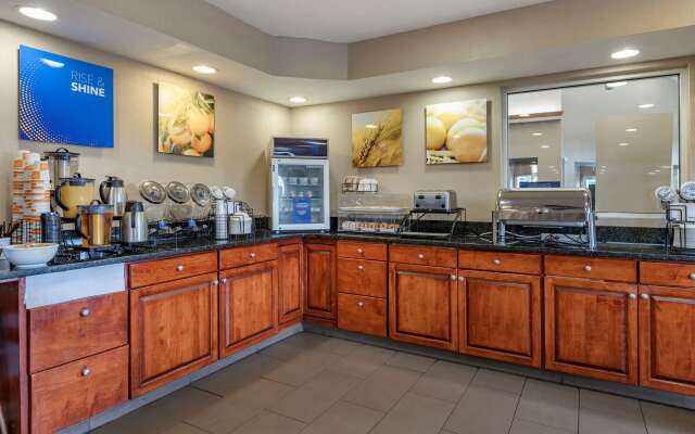 Comfort Inn & Suites Diamondale – Lansing