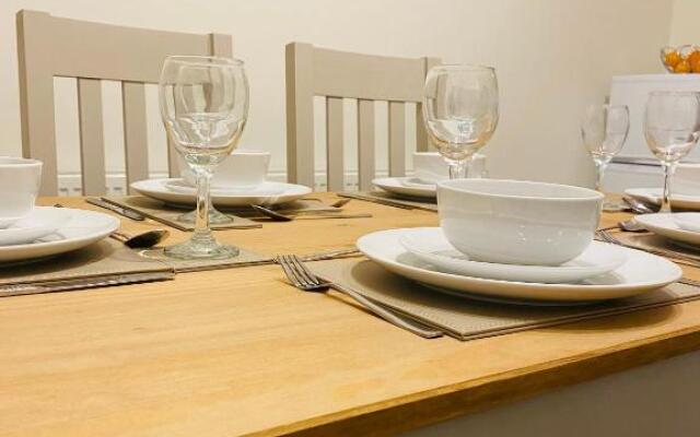 Cheerful home near City Centre,Station& RaceCourse