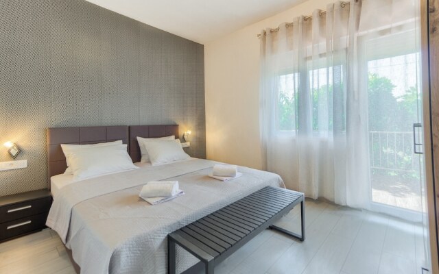 Modern Luxury 2-bedroom apt With Balcony & Patio