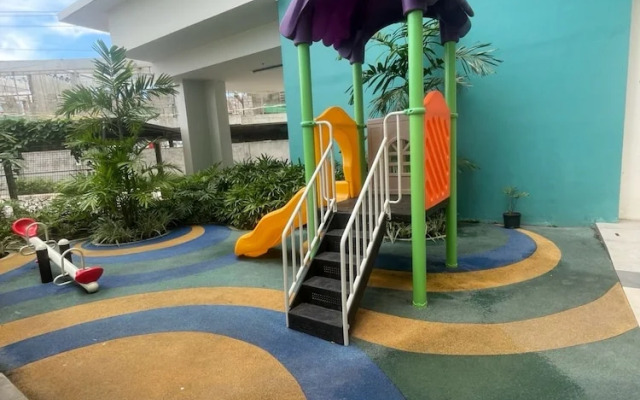 Spacious Modern Condo with Balcony