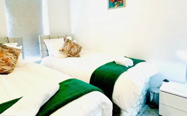 Stylish 3 BDR House With Free Parking Near Hulme