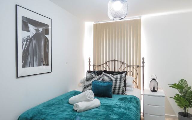 Tudors eSuites Apartment with 4 Beds