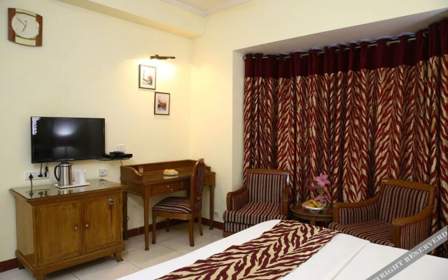 OYO 13052 Hotel Conclave Inn