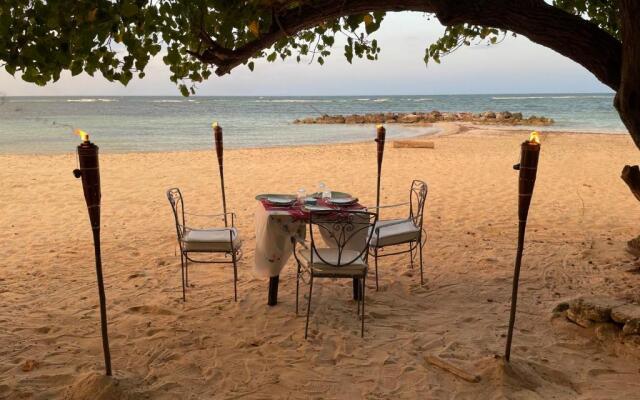 Hospitality Expert E22 Beach front Pool & Chef